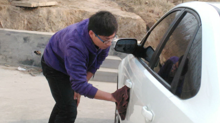 姜欣宇赴校园汽车清洗维护中心擦拭汽车.jpeg