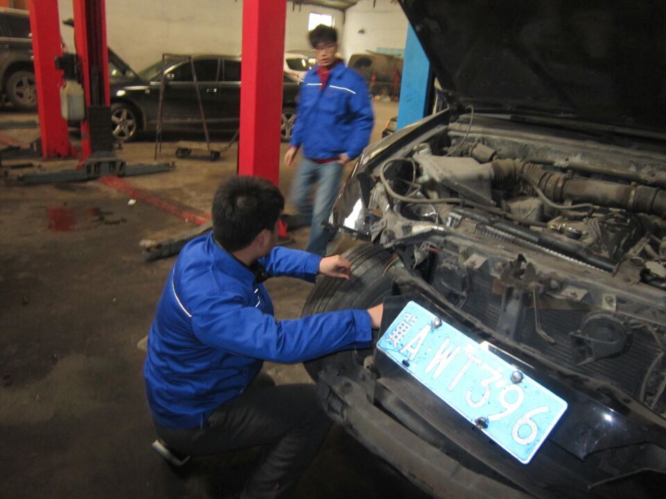 张权赴武安市博世汽车修理厂进行汽车检修.jpeg