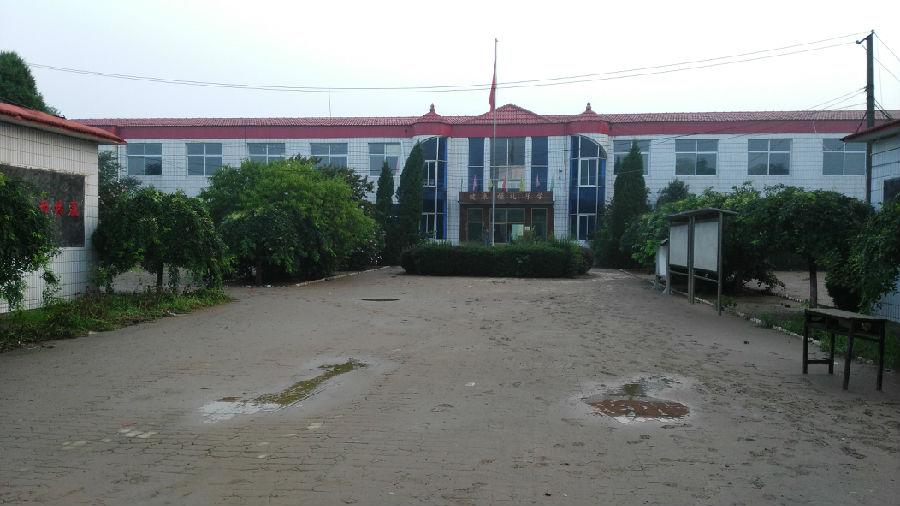 大雨后的小学 泥泞一片.jpg