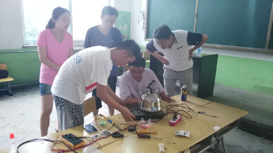 队员为驻村工作组介绍维修原理.jpg